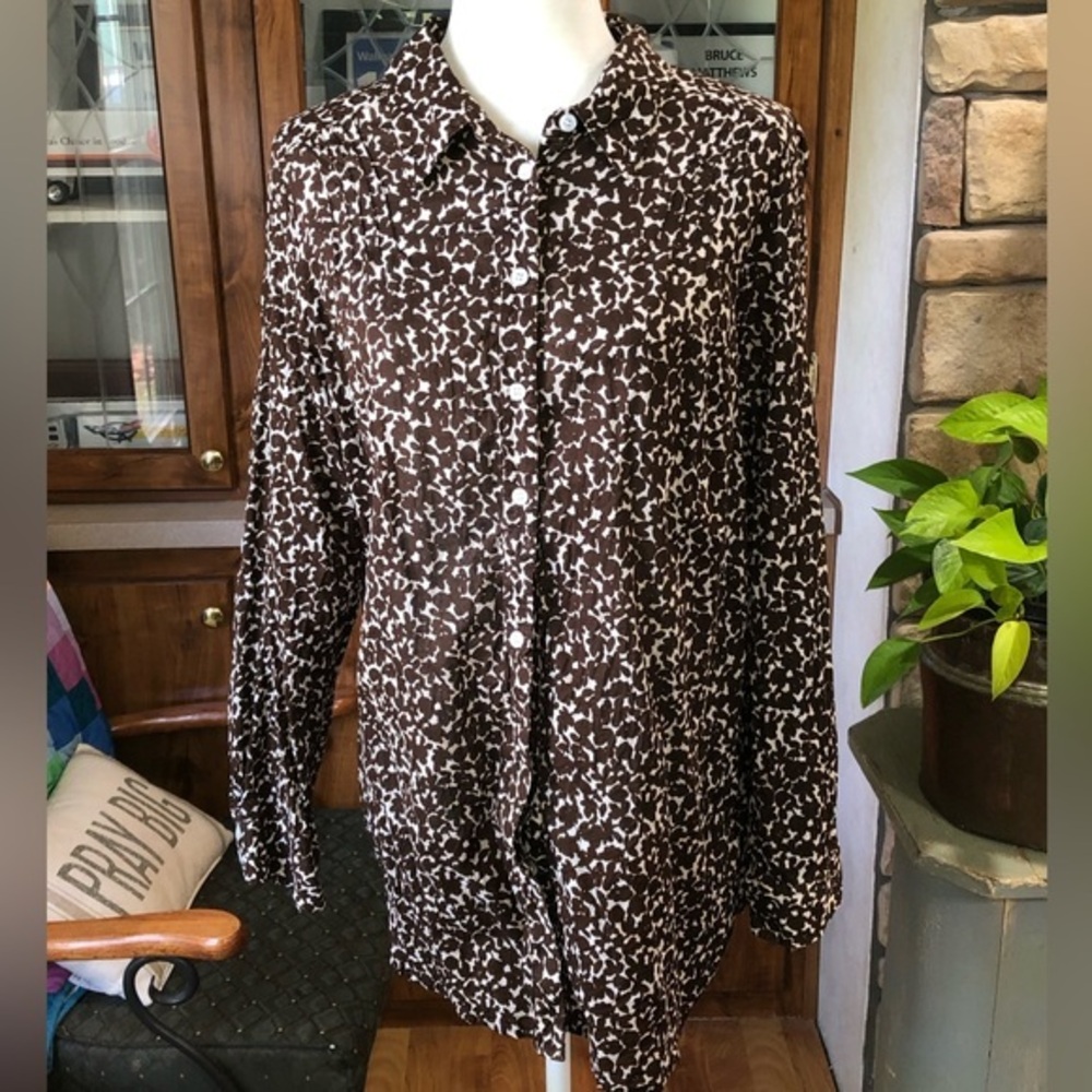 LIZ CLAIBORNE SIZE LARGE BROWN AND WHITE FLORAL PRINT LONG SLEEVE TOP LIGHTWEIGH
